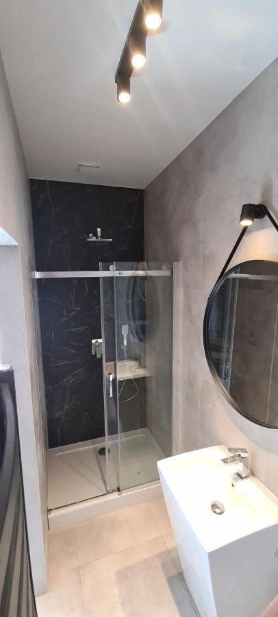 Apartsuites I Sorau Żary Εξωτερικό φωτογραφία A shower enclosure
