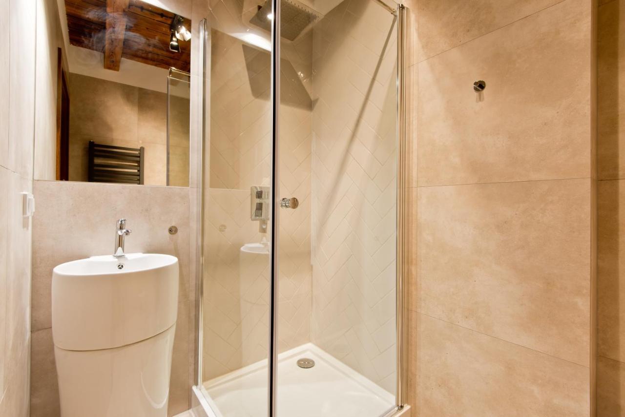 Apartsuites I Sorau Żary Εξωτερικό φωτογραφία A shower cubicle