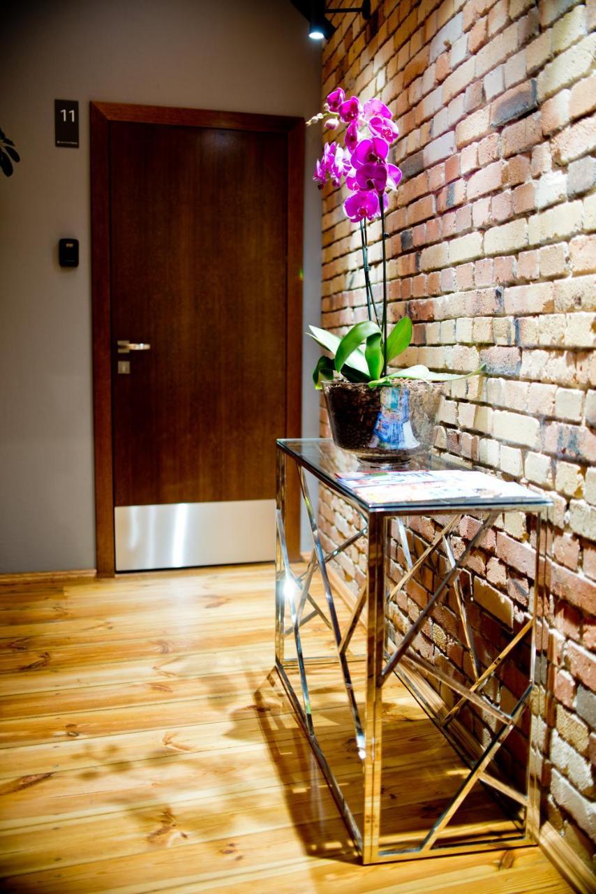 Apartsuites I Sorau Żary Εξωτερικό φωτογραφία A modern console table
