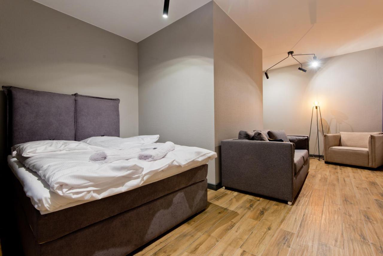 Apartsuites I Sorau Żary Εξωτερικό φωτογραφία A bedroom with a sofa bed