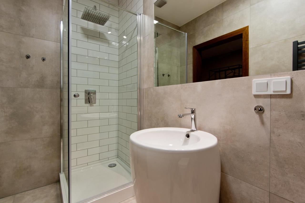 Apartsuites I Sorau Żary Εξωτερικό φωτογραφία A shower cubicle